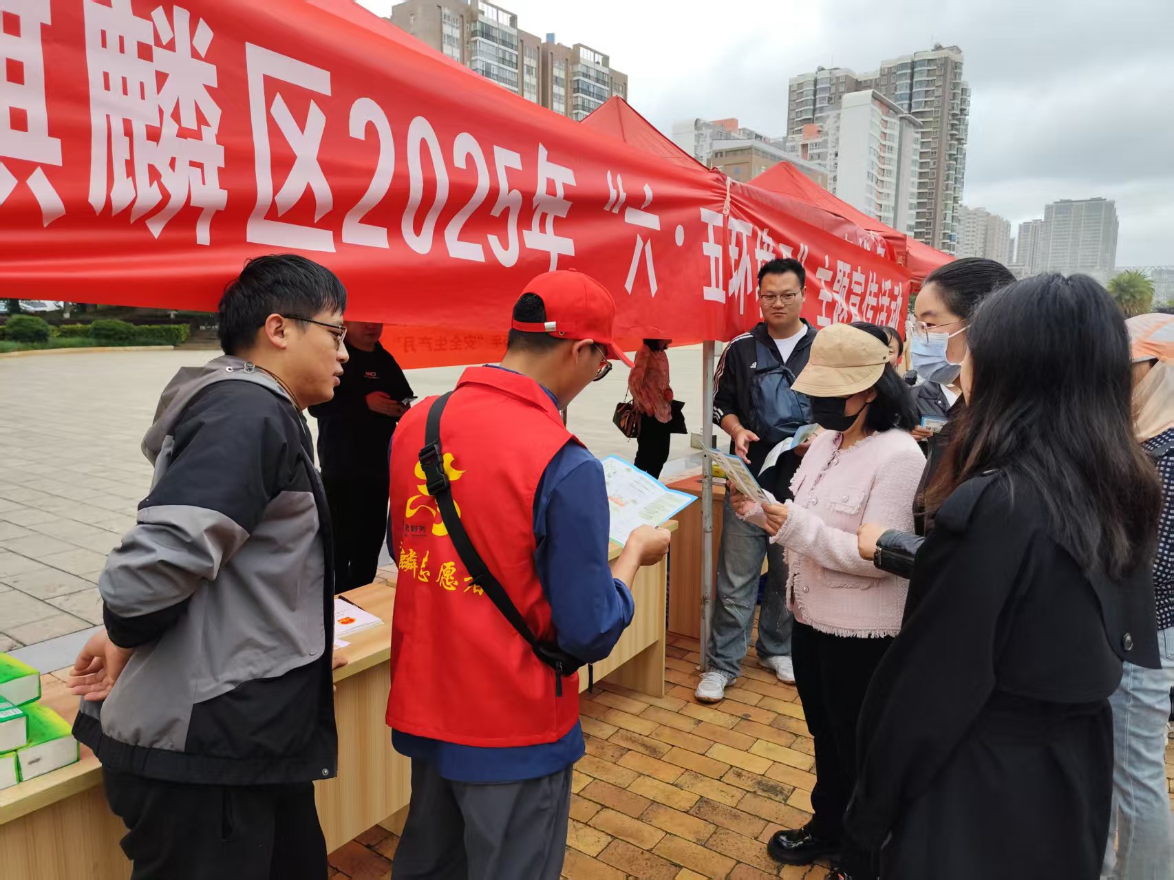 II-46-7）-④2025年6月5日，麒麟区在靖宁广场开展六五环境日宣传活动.jpg