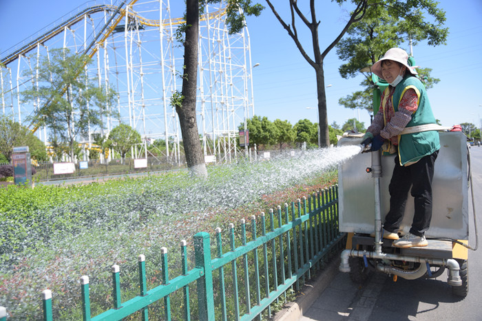 微型打药车浇水.2.JPG