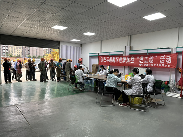 “防艾”宣传走进建筑工地 (3).jpg