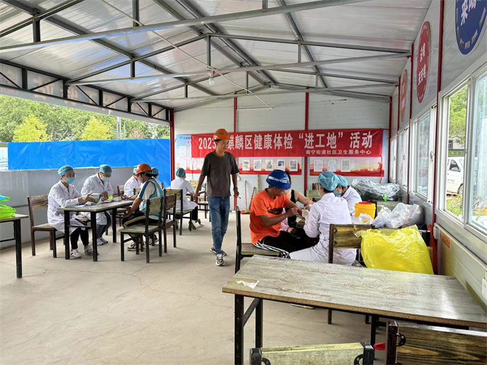 “防艾”宣传走进建筑工地 (6).jpg