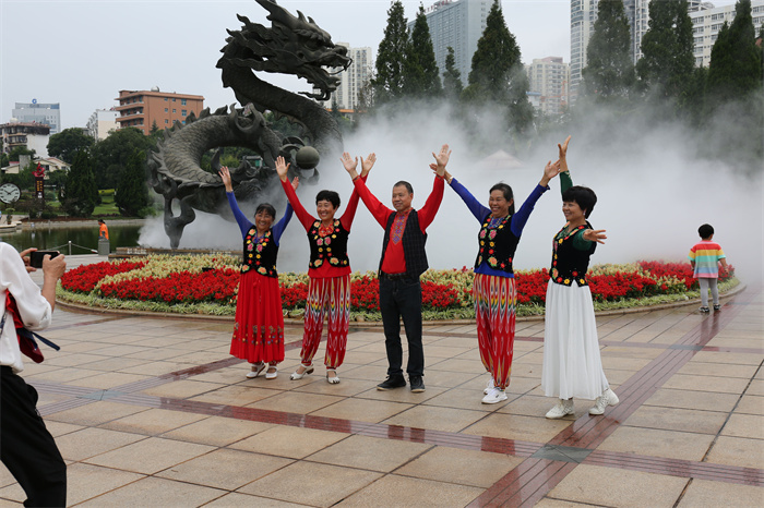 欢快的少数民族在公园游园合影(1).jpg