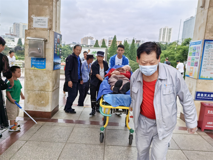 救助老人 (2).jpg