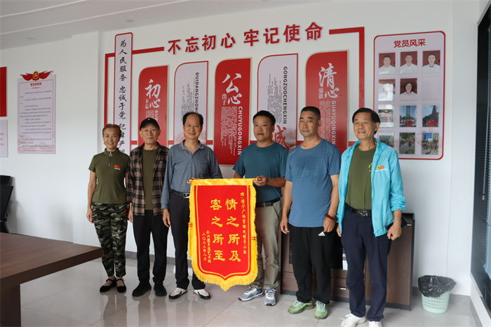 靖宁广场收到避暑游客锦旗 (1).jpg