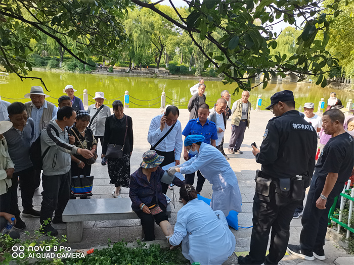 巡保救助老人 (4).jpg