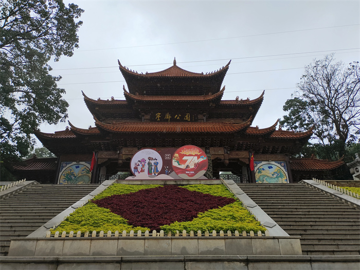 公园广场洋溢“中国红” (1).jpg