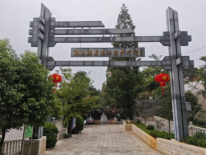 公园广场洋溢“中国红” (6).jpg