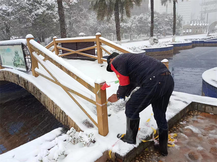 靖宁广场除雪 (6).jpg
