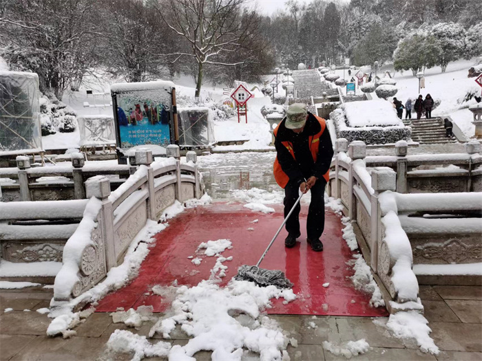 寥廓公园除雪 (8).jpg