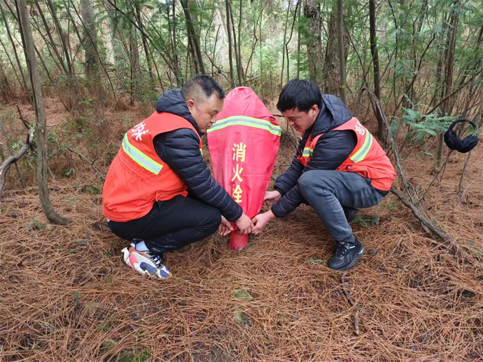 寥廓公园：为消火栓穿上红棉袄 (4).jpg