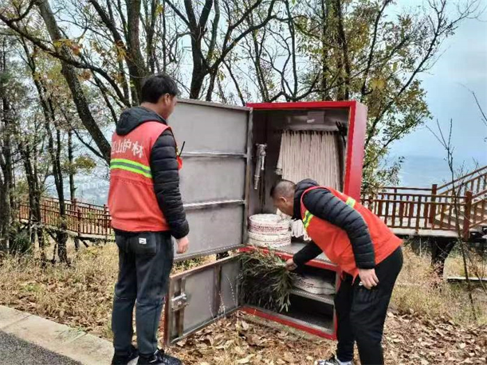 寥廓公园：为消火栓穿上红棉袄 (1).jpg
